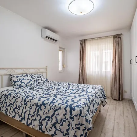 Family-friendly Place Steps From Mall Of Apartment *