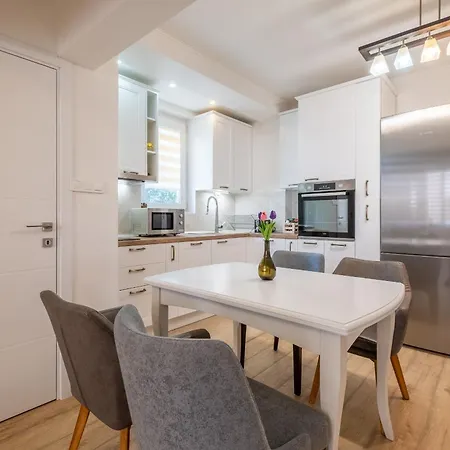 Apartment Family-friendly Place Steps From Mall Of